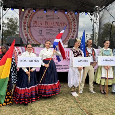 przedsawiciele kosowa kostaryki kanady przed sceną