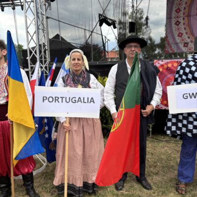 portugalia przed sceną z flagą