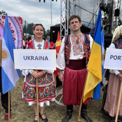 ukraina przed sceną z flagą