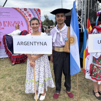 kobieta i mężczyzna w kapeluszu z argentyny z flagą