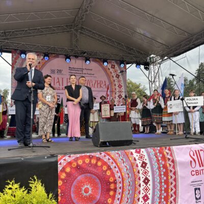 Przemuwienie na scenie organizatorów