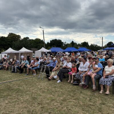 ludzie siedzący na widowni na krzesłach