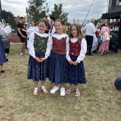 Trzy dziewczynki pozują w strojach ludowych