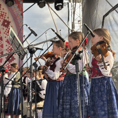 Dzieci grają na skrzypcach i spiewają na scenie