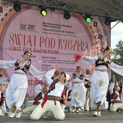 zespół tańczy na scenie mężczyźni z kobietami
