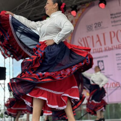 kobieta tańczy w rozkloszowanej sukni, obraca sie