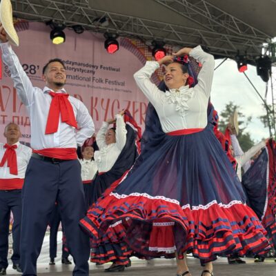 kobieta z mężczyzną tańczą, mężczyzna trzyma w rece kapelusz