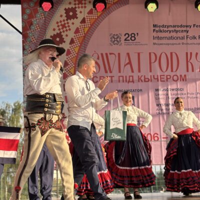 Radny Marcin Nyklewicz wręcza podziękowanie