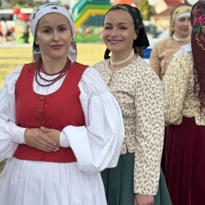 dwie kobiety pozują do zdjęcia mają chusty na głowach