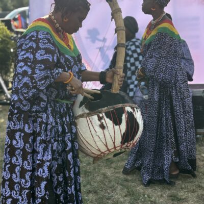 kobieta z gwinei ze swoim instrumentem obok sceny