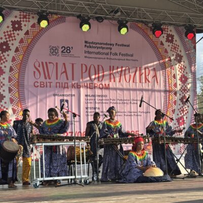 gwinea na scenie grają na instrumentach