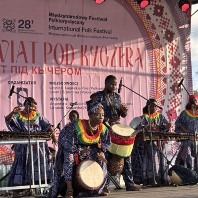 gwinea na scenie tańczy i spiewa