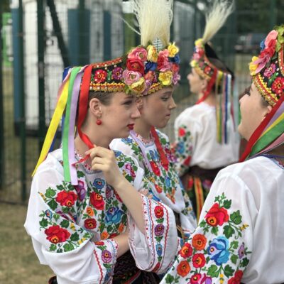 cztery kobiety w wiankach i sukniach kolorowych