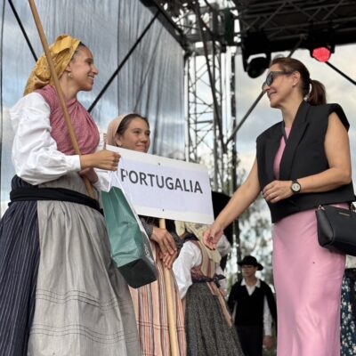 Pani Dyrektor Magdalena Dubińska wręcza podziękowanie