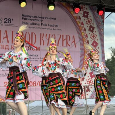 kobiety w kolorowych strojach z ukrainy na scenie