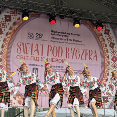 kobiety w kolorowych strojach z ukrainy na scenie