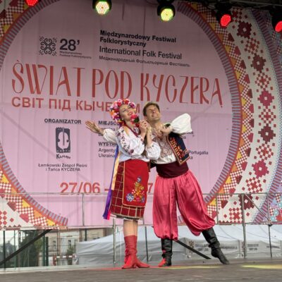 kobieta i meżczyzna tańcząna scenie kobieta dostaje róże