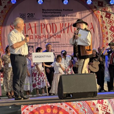 Argentyna na scenie z prowadzącymi wydarzenie