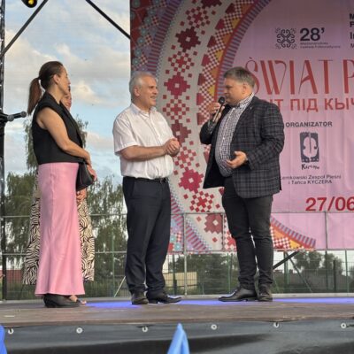 Pan Norbert Grabowski składa podziękowania na scenie