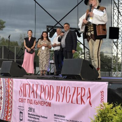 organizatorzy i prowadzący na scenie