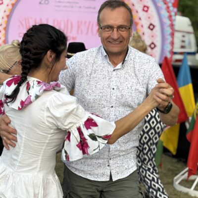 mężczyzna z kobietą tańczą przed sceną