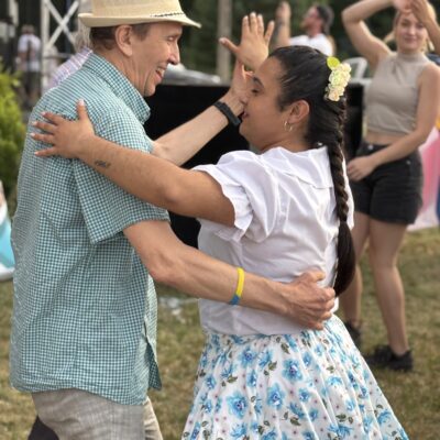 mężczyzna z kobietą tańczą przed sceną