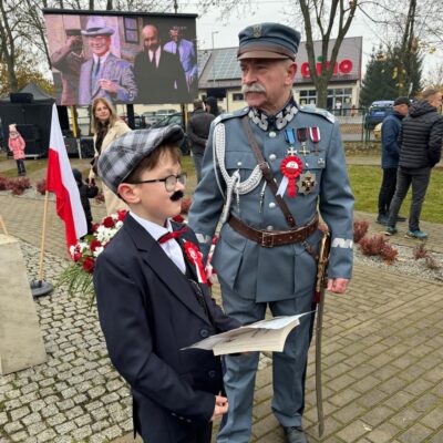 Tadeusz Kielan wraz z chłopcem w strojach na obchodach 11listopada