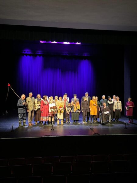 Grupa Teatralna Zwykli Ludzie podczas występu na scenie