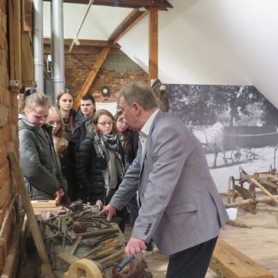 Tadeusz Kielan wraz z gośćmi na wystawie