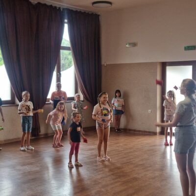 dzieci podczas zajęć stoją i sluchają instruktorki