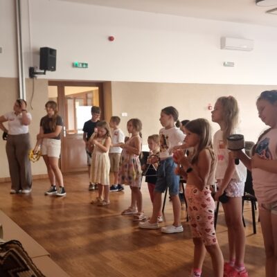 grupa dzieci z instrumentami w rękach