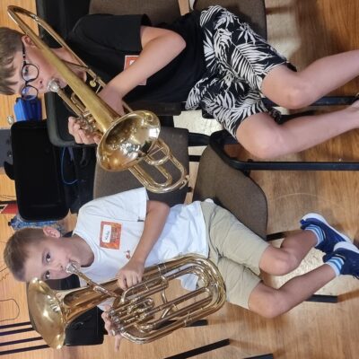 dzieci z instrumentami dentymi