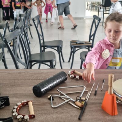 dziewczynka wybiera ze stołu instrument