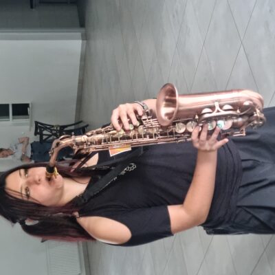 dziewczyna nastoletnia gra na instrumencie