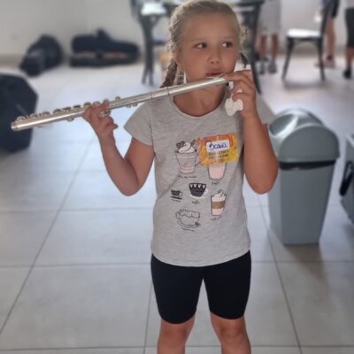 dziewczynka gra na flecie