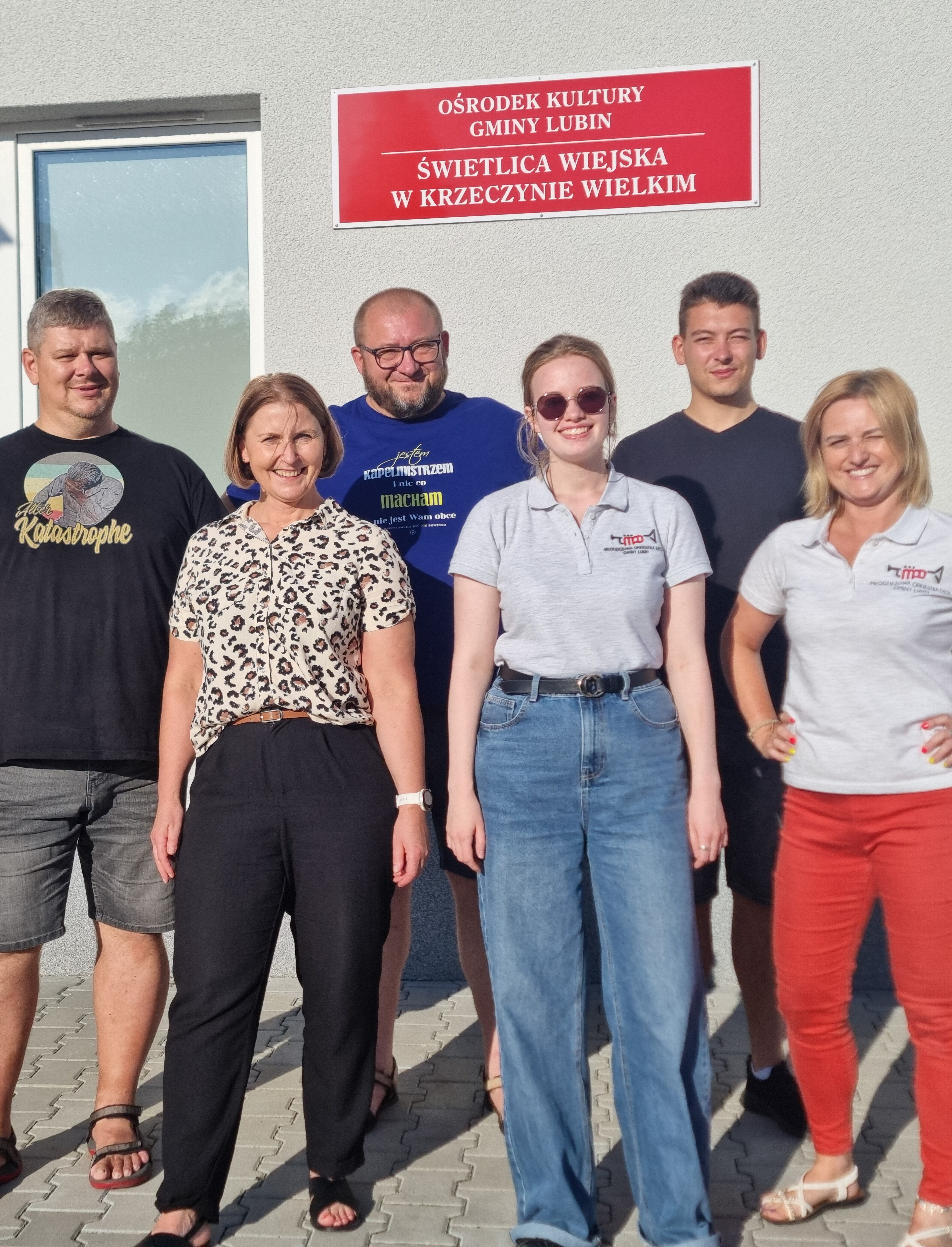 grupa instruktorów i organizatorów przed salą pozują do zdjęcia