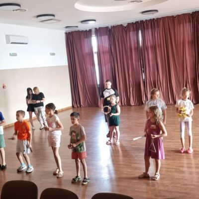 dzieci podczas zajęć stoją i sluchają instruktorki