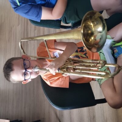 chłopczyk z instrumentem dętym