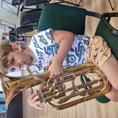 chłopczyk z instrumentem dętym