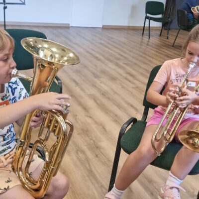 dzieci z instrumentami dentymi