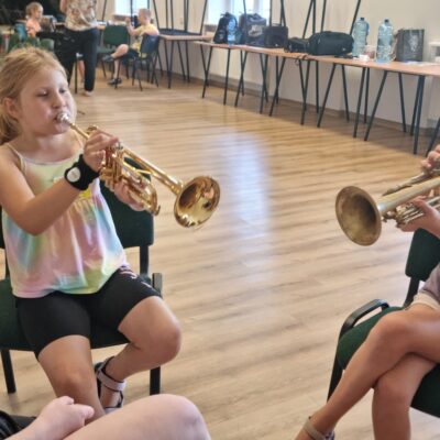 dzieci z instrumentami dętymi