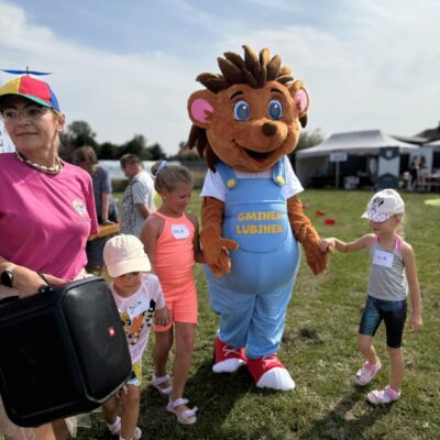 maskotka jeżyk gminy Lubin z dziećmi