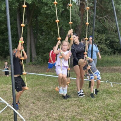 dzieci wspinają się na linie