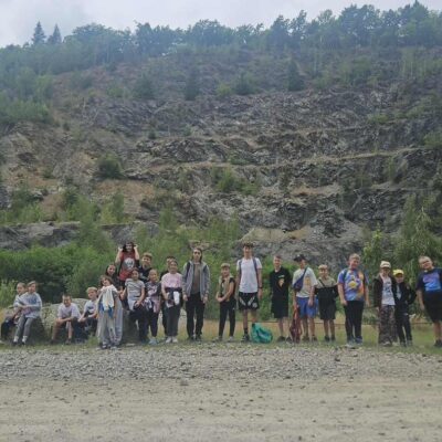 zdjęcie grupowe dzieci z wycieczki na tle roślin