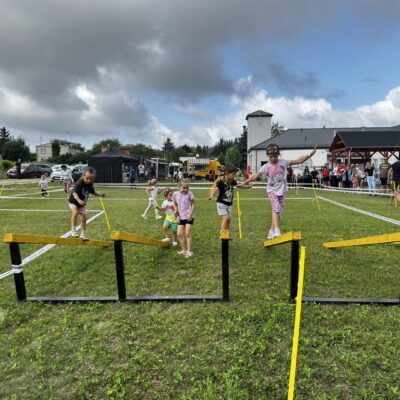 grupa dzieci biegnie do przeszkody