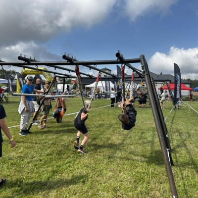 grupa ludzi na torze przeszkód w zwisie