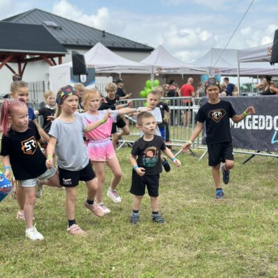 dzieci rozgrzewają się przed startem