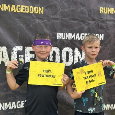 dwóch chłopców na ściance foto