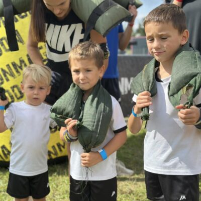 dzieci z workami na plecach przed startem