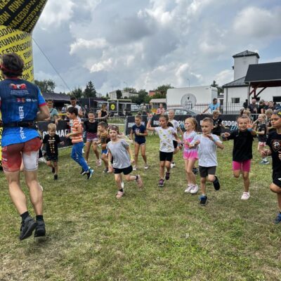 dzieci rozgrzewają się przed startem